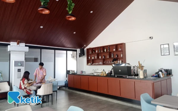 Foto View ruangan indoor di Hyde Cafe Malang. (Foto: Aliyah/Ketik.com)