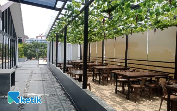 Foto Pemandangan ruangan outdoor yang nyaman di Hyde Cafe Malang. (Foto: Aliyah/Ketik.com)