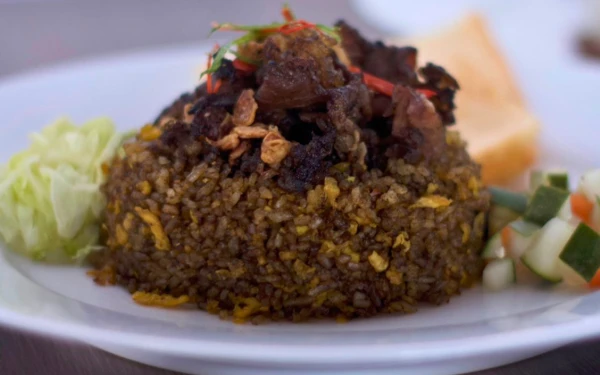 Foto View menu Nasi Goreng Rawon yang nikmat di Hyde Cafe Malang. (Foto: Dok. Hyde Cafe Malang)