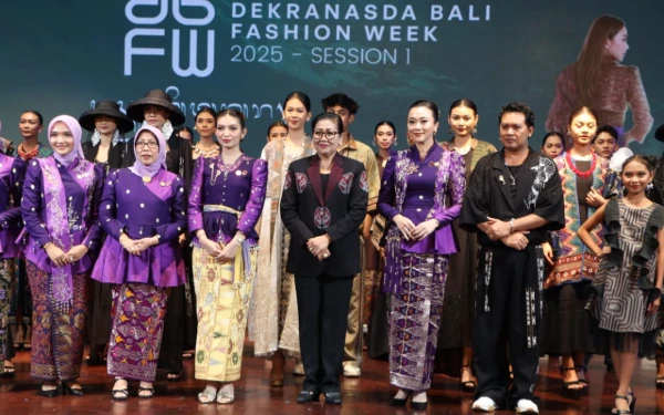 Foto Ny. Selvi Gibran Rakabuming hadiri Penutupan Dekranasda Bali Fashion Week (DBFW) 2025 – Session 1 di Gedung Ksirarnawa, Taman Budaya Denpasar (Istimewa/Pemprov Bali)