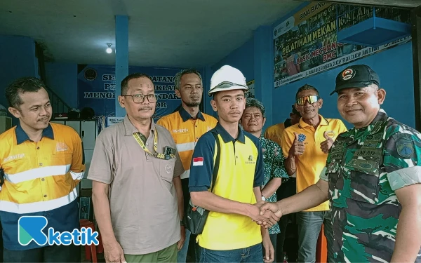 Foto Pemberangkatan 6 pekerja ke Halmahera di lepas langsung oleh Danramil 01/Cilacap Lettu Inf. Soeyitno. (Foto: Nani Eko/Ketik)