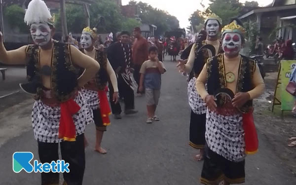 Foto Arak-arakan boyongan kantor desa baru di Desa Gondosuli Gondang Tulungagung, 8 November 2025. (Foto: Sugeng/Ketik.com)