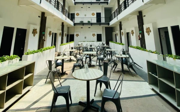 Foto View Cafetaria yang nyaman di Sans FiF-Fa Premiere Hotel Malang. (Foto: Dok. Sans FiF-Fa Premiere Hotel Malang)