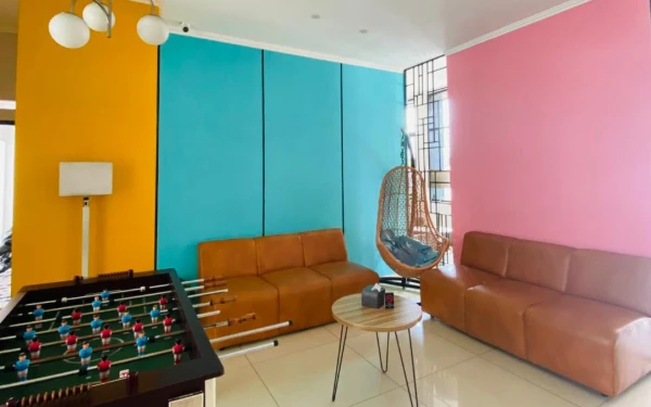 Foto View ruang tunggu dan boarding game di Sans FiF-Fa Premiere Hotel Malang. (Foto: Dok. Sans FiF-Fa Premiere Hotel Malang)