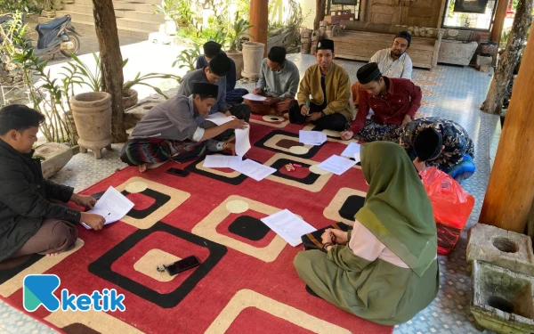 Foto Suasana belajar mengajar di salah satu Pondok Pesantren, (Foto: Ketik.com)