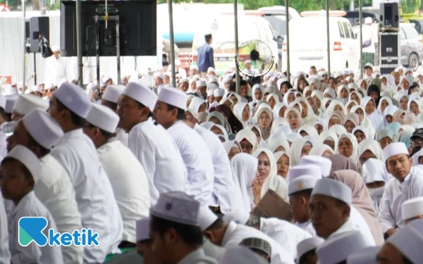 Foto Ribuan jamaah menghadiri Haul Akbar Majelis Dzikir di Masjid Agung Sidoarjo pada Minggu (9 November 2025). (Foto: Martha/Kominfo Sidoarjo)