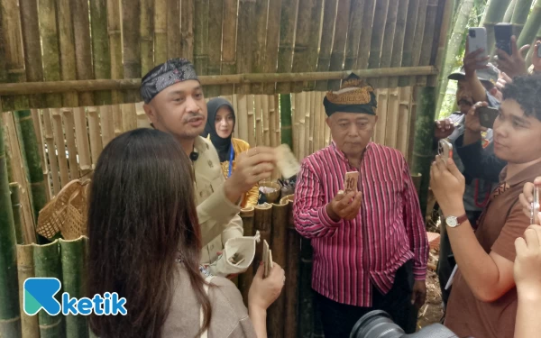 Foto Wamenbud Giring Ganesha Djumaryo bersama Bupati Malang Sanusi ketika meresmikan Pasar Wisata Boonpring dan memperlihatkan koin khusus. (Foto: Binar Gumilang/ketik.com)