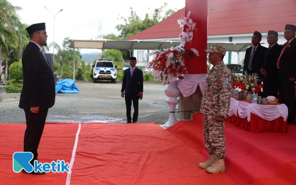 Foto Bupati Bassam Kasuba Saat upacara berlangsung (Foto: Mursal/Ketik.com)