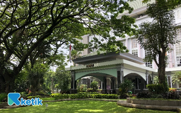 Foto Suasana dalam kampus yang asri turut membangun semangat pembelajaran di UIN Malang. (Foto: Albani/Ketik.com)
