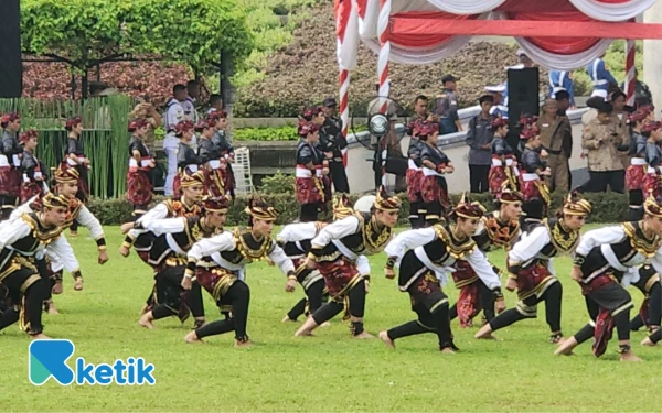 Foto Penampilan drama tari kolosal bertajuk “Wiratmadja East Java” di Monumen Tugu Pahlawan dalam rangka memperingati Hari Pahlawan pada Senin, 10 November 2025. (Foto: Fiqih Arfani/Ketik)
