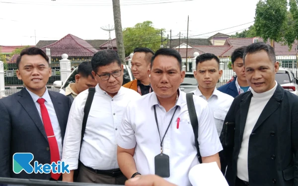 Foto Kuasa Hukum Penggugat, Sapriadi Syamsudin SH MH, memberikan keterangan kepada awak media usai sidang perdana gugatan terhadap perusahaan elektronik Polytron di Pengadilan Negeri Palembang, Senin 10 November 2025. (Foto: M Nanda/Ketik.com)