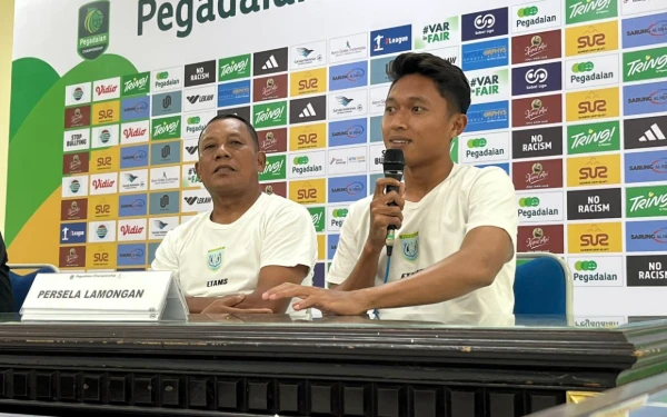 Foto Pelatih karetaker Persela Ragil Sudirman dan pemain Indra Rianto saat menghadiri konferensi pers, Senin, 10 November 2025. (Foto: Persela)