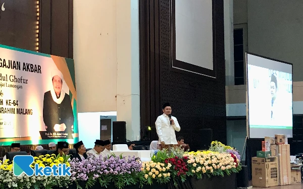Foto Dr. KH. Anas Alhifni dalam ceramahnya menyampaikan kiat-kiat sukses dalam menjalani hidup berupa pengamalan surat Ali Imron ayat 17. (Foto: Albani/Ketik.com)