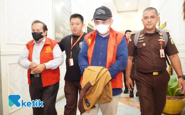 Foto Tim penyidik bidang tindak pidana khusus Kejaksaan Tinggi Sumatera Selatan saat membawa para tersangka kasus dugaan korupsi fasilitas kredit PT BSS dan PT SAL menuju ruang pemeriksaan. Senin 10 November 2025 (Foto: M Nanda/Ketik.com)