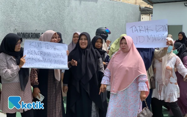 Foto Emak-emak asal Desa Palak Hilir mendatangi agen gas di Jalan Attaqwa Blangpidie terkait dengan pangkalan gas diduga nakal di desa mereka, Sabtu, 8 November 2025. (Foto: T. Rahmat/Ketik)