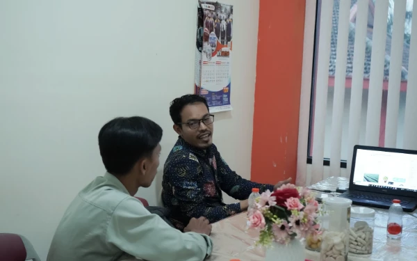 Foto Dekan Fakultas Teknik UYP, Muhammad Imron Rosadi, S.Kom, M.Kom (memakai batik) dalam kunjungannya ke Unikama. (Foto: Dok. Unikama)