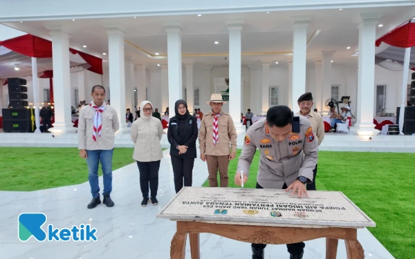Foto Kapolresta Banyuwangi Kombes Pol Rama Samtama Putra saat melakukan penandatangan penyerahan Pompa Air Irigasi Pertanian Tenaga Surya. (Foto: Naufal/Ketik.com)