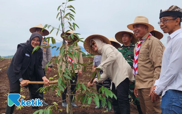 Foto Bupati Banyuwangi Ipuk Fiestiandani saat menanam bibit pohon durian didampingi Eks Kapolri, Badrodin Haiti, Ketua Kwarda Jatim HM Arum Sabil, Ketua Kwarcab Banyuwangi, dan Kapolresta Banyuwangi di Green Farm Banyuwangi (Foto: Dok. Ketik.com)