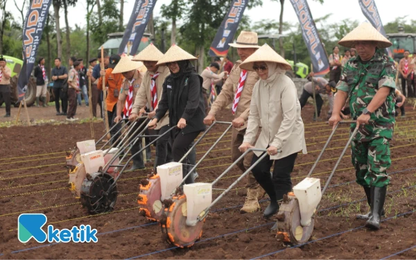 Foto Bupati Banyuwangi Ipuk Fiestiandani didampingi eks Kapolri Badrodin Haiti, Ketua Kwarda Jatim HM Arum Sabil, Ketua Kwarcab Banyuwangi, dan Kapolresta Banyuwangi dalam ceremony tanam bibit jagung serentak (Foto: Dok. Ketik.com)