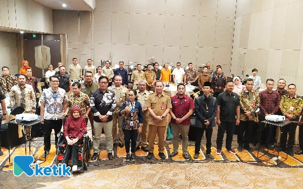 Foto Seusai pembukaan foto bersama antara panitia BPBD Jatim dan semua peserta. (Foto : Sutejo, RC/Ketik.com)