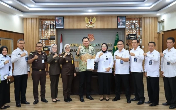 Foto Kepala Kejati DIY, I Gde Ngurah Sriada (tengah), didampingi Kepala Kanwil Ditjenpas DIY, Lili k, bersama jajaran kedua instansi usai mencapai kesepakatan sinergi dan penggunaan Rupbasan bersama. (Foto: Dok Kejati DIY for Ketik.com)