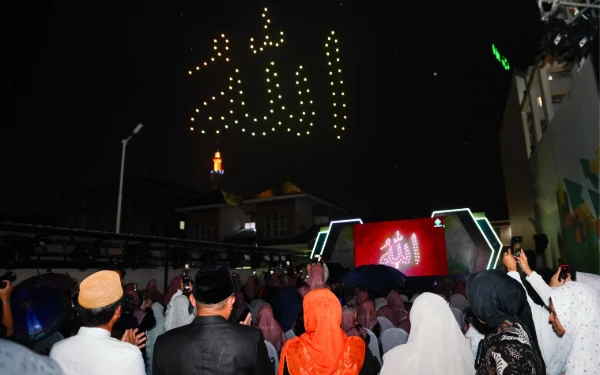 Foto Penampilan konfigurasi drone di atas langit Pesantren Digipreneur Al Yasmin, Surabaya. (Foto: Humas Al Yasmin)