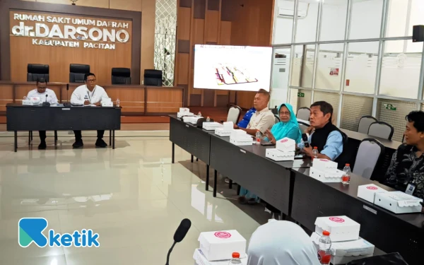 Foto Suasana Forum Konsultasi Publik RSUD dr. Darsono Pacitan yang digelar di Ruang Pertemuan Lantai 3, Rabu, 12 November 2025. Kegiatan dihadiri berbagai unsur masyarakat dan lembaga di Pacitan. (Foto: Al Ahmadi/Ketik)