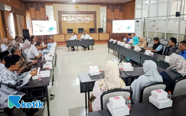 Foto Suasana Forum Konsultasi Publik RSUD dr. Darsono Pacitan yang digelar di Ruang Pertemuan Lantai 3, Rabu, 12 November 2025. Kegiatan dihadiri berbagai unsur masyarakat dan lembaga di Pacitan. (Foto: Al Ahmadi/Ketik)
