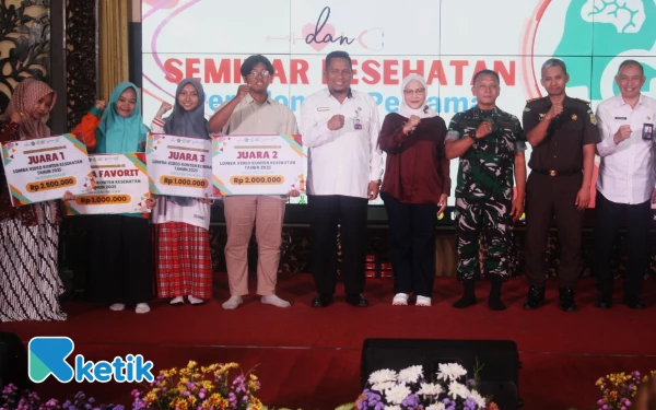 Foto Para pemenang lomba video konten kesehatan menerima hadiah dan berfoto bersama perwakilan dari berbagai instansi di Kabupaten Sidoarjo pada Rabu (12 November 2025) di Pendopo Delta Wibawa. (Foto: Fathur Roziq/Ketik.com)