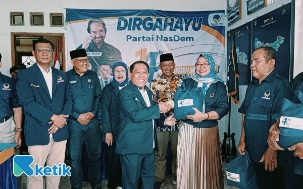 Foto Pembagian sembako dalam rangkaian acara HUT Partai Nasdem ke-14. (Foto: Nani Eko/Ketik)