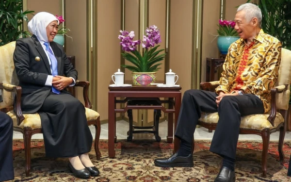 Foto Gubernur Jatim Khofifah Indar Parawansa bersama Menteri Senior yang sebelumnya menjabat PM Singapura Lee Hsien Loong. Momen ini diupload di media sosial Sang Menteri Senior tak lama setelah pertemuan. (Foto: Instagram Lee Hsien Loong)
