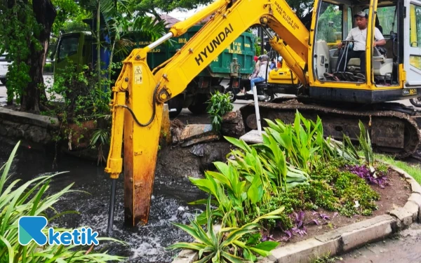 Foto Petugas PU Bina Marga dan SDA Sidoarjo mengeruk saluran di depan Lippo Plaza pada Rabu (12 November 2025). (Foto: Kominfo Sidoarjo)