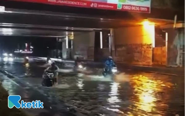 Foto Kondisi banjir di Jalan Raya Jati, Sidoarjo, depan Lippo Plaza Sidoarjo, pada Senin (12 November 2025). (Foto: Ketik.com)