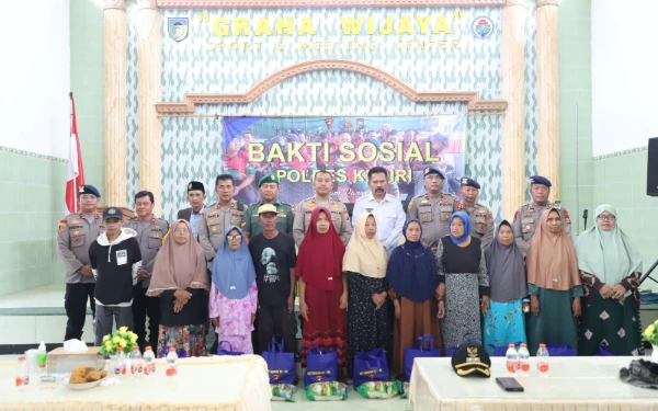 Foto Peringatan HUT ke-80 Korps Brimob Polri jajaran Polres Kediri saat napak tilas dan bakti sosial di wilayah Kecamatan Kandangan, Kabupaten Kediri, Rabu 12 November 2025 pagi. (foto : Humas Polres Kediri for Ketik).