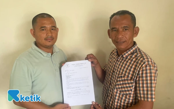 Foto Serah terima surat kuasa antara peternak ayam dan Kuasa Hukum, Miswar di Blangpidie, Rabu, 12 November 2025. (Foto: T. Rahmat/Ketik)