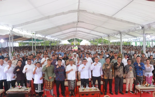 Foto Menaker Yassierli dan Sekda Bali Dewa Indra turut melepas peserta magang dari Bali ke Jepang (istimewa/Prov Bali)