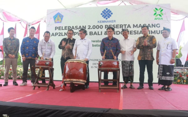 Foto Menaker Yassierli dan Sekda Bali Dewa Indra turut melepas peserta magang dari Bali ke Jepang (istimewa/Prov Bali)