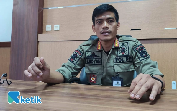 Foto Kasatpol PP Pacitan, Ardyan Wahyudi saat memberikan keterangan terkait penataan pedagang di sisi barat Pantai Pancer Dorr, Rabu, 13 November 2025. (Foto: Al Ahmadi/Ketik)