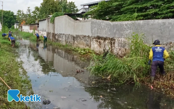 Foto Petugas Dinas PU Bina Marga Sidoarjo membersihkan sampah di Sungai Bluru Kidul pada Kamis (13 November 2025). (Foto: Kominfo Sidoarjo)
