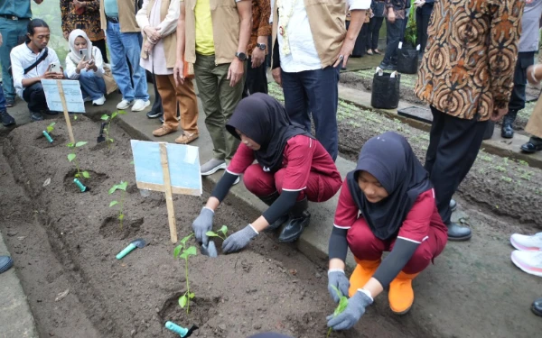 Foto Program Ketahanan Pangan Berbasis Sekolah di SMP Negeri 3 Karanganyar, Kamis (13/11/2025). (Foto: Dok. Yayasan Swatantra Pangan Nusantara)