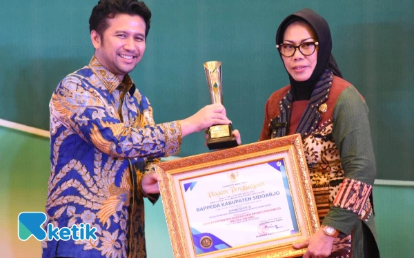 Foto Sekda Sidoarjo Fenny Apridawati menerima penghargaan dari Wakil Gubernur Jatim Emil Elestianto Dardak. (Foto: Sigit/Kominfo Sidoarjo)