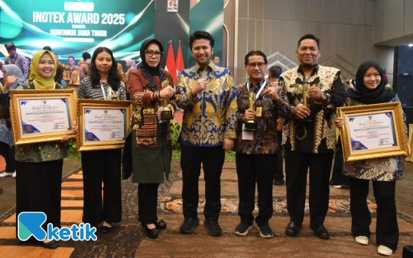 Foto Wakil Gubernur Jatim Emil Elestianto Dardak (tengah) bersama Sekda Fenny Apridawati dan Kepala Bappeda Sidoarjo M. Ainur Rahman (dua dari kanan) serta para innovator dari Pemkab Sidoarjo. (Foto: Sigit/Kominfo Sidoarjo)
