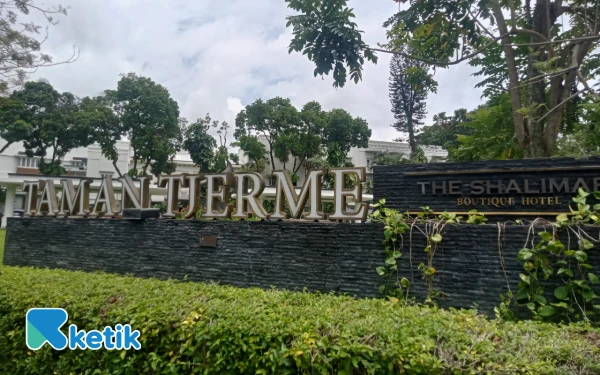 Foto View Taman Tjerme Malang yang cantik, mewah, dan estetik di depan The Shalimar Boutique Hotel Malang. (Foto: Aliyah/Ketik.com)