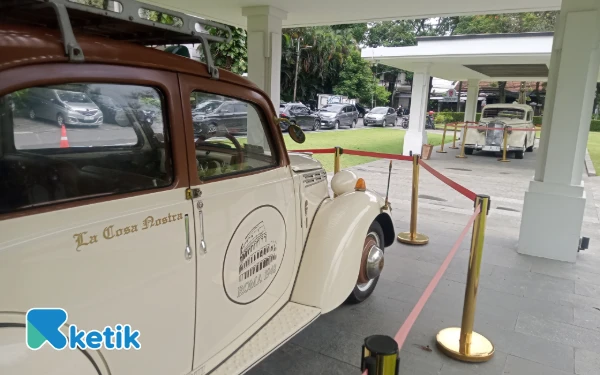 Foto Mobil tua yang estetik di Taman Tjerme Malang depan The Shalimar Boutique Hotel Malang. (Foto: Aliyah/Ketik.com)