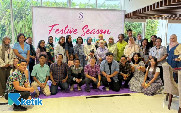 Foto Pimpinan dan staf Satoria Hotel Yogyakarta berfoto bersama rekan-rekan media dalam acara Festive Season Media Review, sebagai tanda kesiapan mereka menyambut musim liburan Natal dan Tahun Baru (Nataru) 2025/2026. (Foto: Tere for Ketik.com)