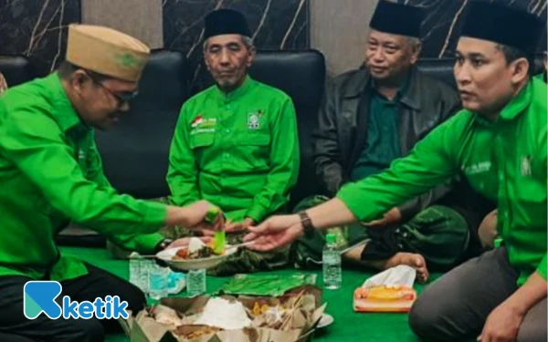 Foto Ketua Dewan Tanfidz DPC PKB Sidoarjo Abdillah Nasih memotong tumpeng saat syukuran anugerah gelar Pahlawan Nasional untuk Gus Dur, KH Syaikhona Cholil, dan Marsinah di kantor DPC PKB Sidoarjo pada Kamis malam (13 November 2025). (Foto: PKB Sidoarjo)