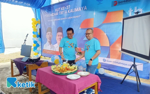 Foto Plt Dewas Perumdam Tirta kalimaya, Doddy Irawan bersama PJ. Sekda kabupaten Lebak, Halson Nainggolan potong tumpeng bersama. (Foto: Abdul Kohar/ketik.com)