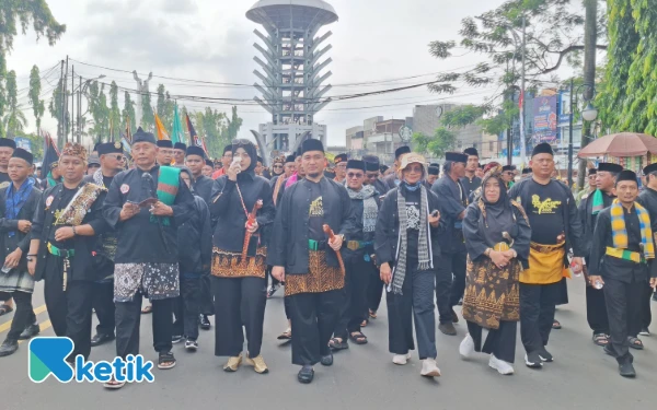 Foto Wali Kota Cilegon Robinsar dan Kadindikbud Kota Cilegon serta para tokoh ikut pawai Golok Day Festival.