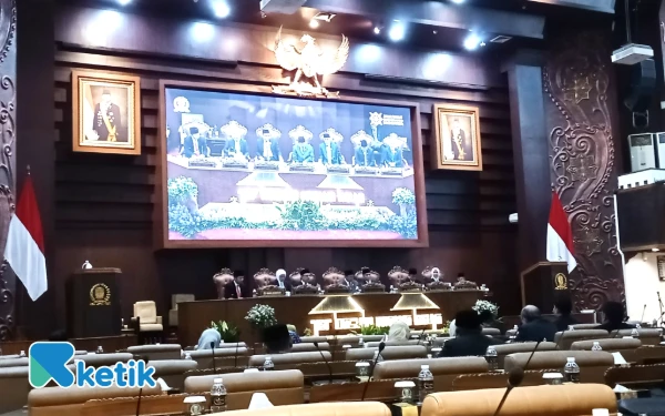 Foto Suasana Rapat Paripurna di Gedung DPRD Jatim di Surabaya (Foto: Martudji/Ketik.com)