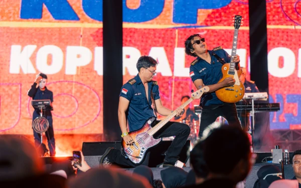 Foto Aksi panggung memukau dari Band Kopral Jono pada pagelaran suara Loka livin' Fest by Mandiri, Sabtu 15 November 2025 (Foto: Suara Loka)
